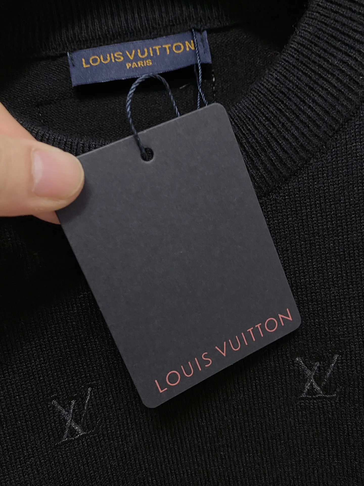 🅿️440 LV 2025 new wool blended round neck long sleeve sweater cardigan bottoming sweater, high-end version! The custom-made fabrics at the counter are highly breathable and comfortable, with impeccable details and brand element design concepts, reflecting high quality. It feels delicate and soft! It presents a casual cut and the upper body shape is great! 🐉Code size: M-3XL
